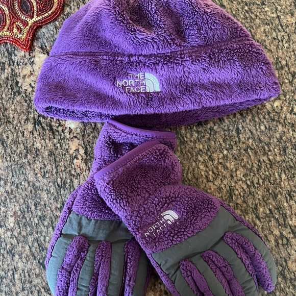 North face Girls Purple Hat & gloves - Picture 1 of 9